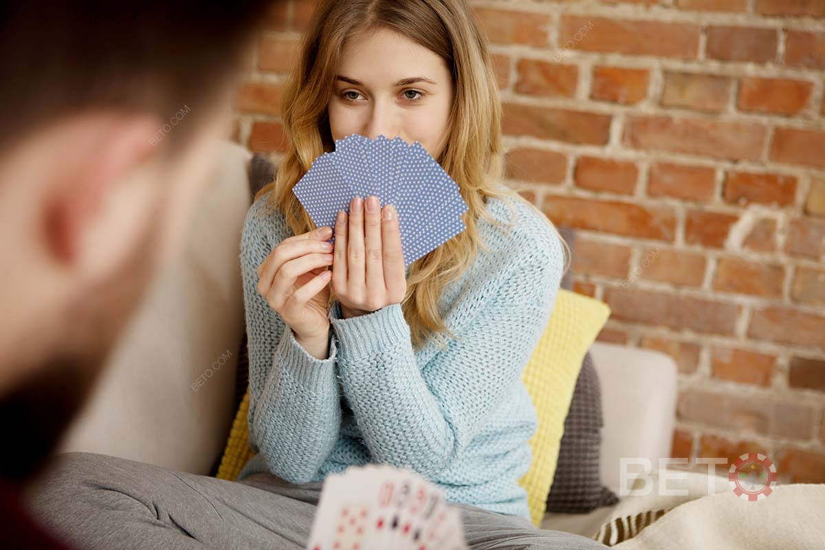 Насладете се на прости и лесни за игра игри с карти със семейството и приятелите си